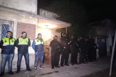 Allanaron una casa que había sido usurpada: encontraron armas y motos robadas