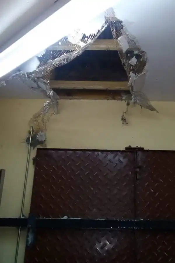 EL BOQUETE. Ardiles señala que ahora los delincuentes entran por el techo.