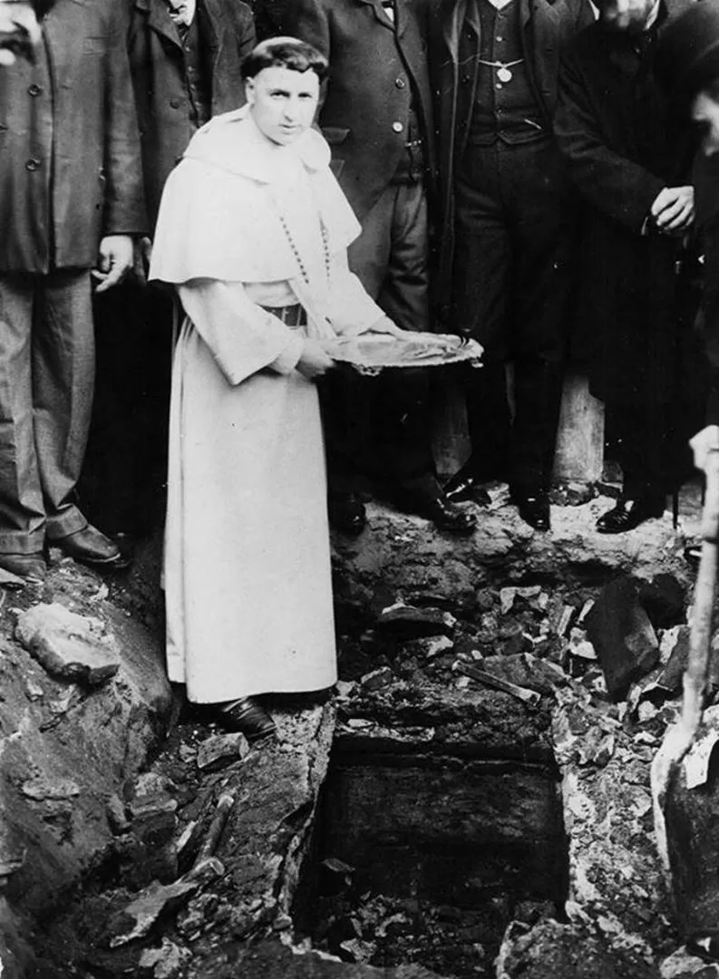 LA EXHUMACION. El padre Costa carga en una bandeja las cenizas de Belgrano, en la exhumación de 1902. 