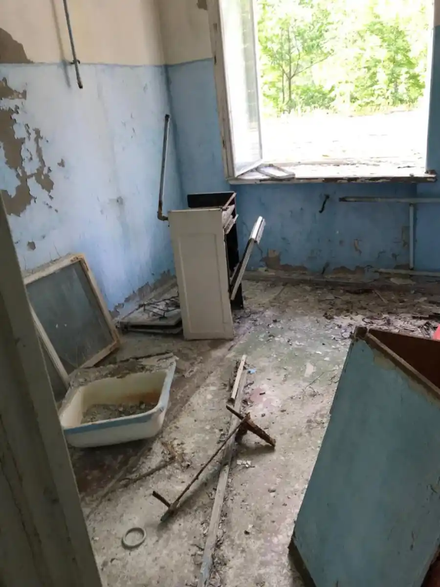 El interior de una casa en Pripyat. Foto de Federico Bocanera.
