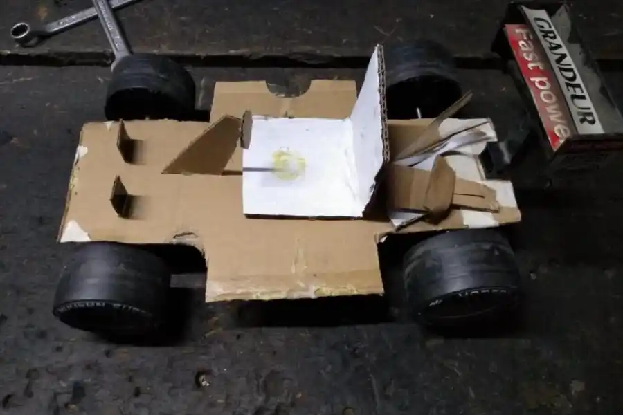 HECHO EN CASA. El carting que fabricaron los hijos de Lucas Mohamed.