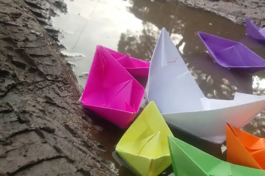 Alumnos de la escuela Muñecas denunciaron pérdidas cloacales con barquitos de papel