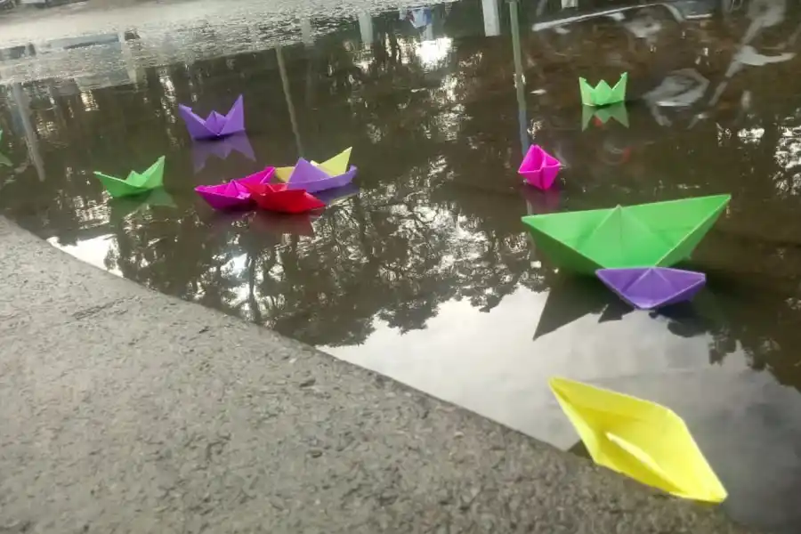 Alumnos de la escuela Muñecas denunciaron pérdidas cloacales con barquitos de papel