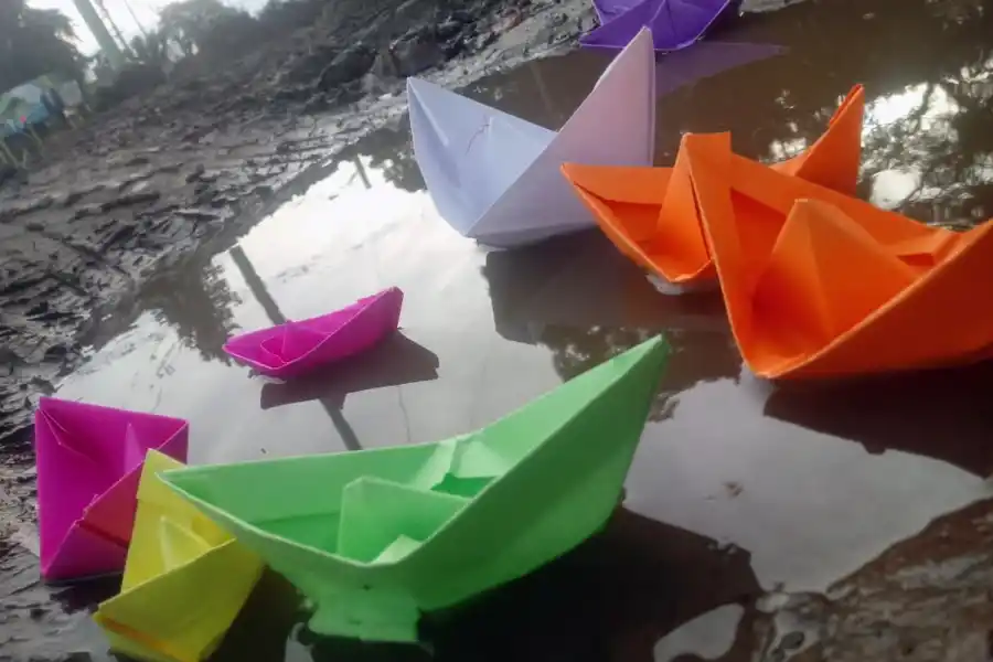 Alumnos de la escuela Muñecas denunciaron pérdidas cloacales con barquitos de papel