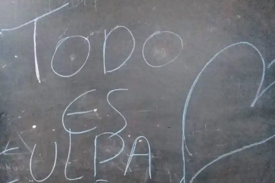 EN EL PIZARRÓN. El mensaje que dejaron los últimos ladrones.