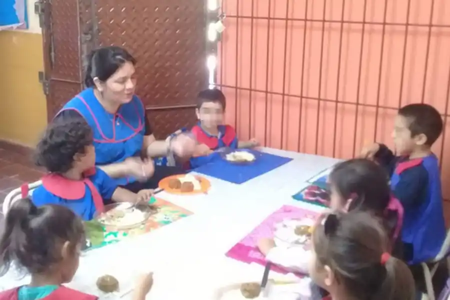 EN LA MESA. Los niños desayunan y almuerzan en la escuela.