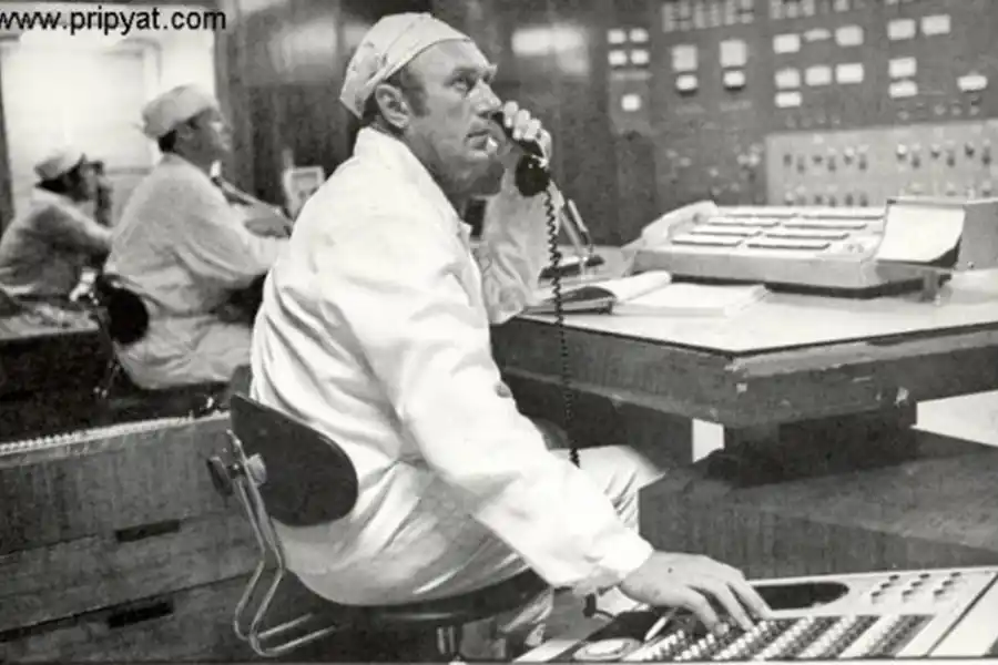 En la sala de control de Chernobyl, antes de la explosión. Foto de www.pripyat.com/en