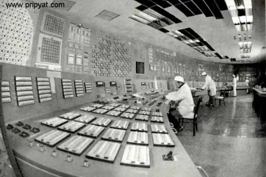 La sala de control del reactor 4, antes del accidente. Foto de www.Pripyat.com/en
