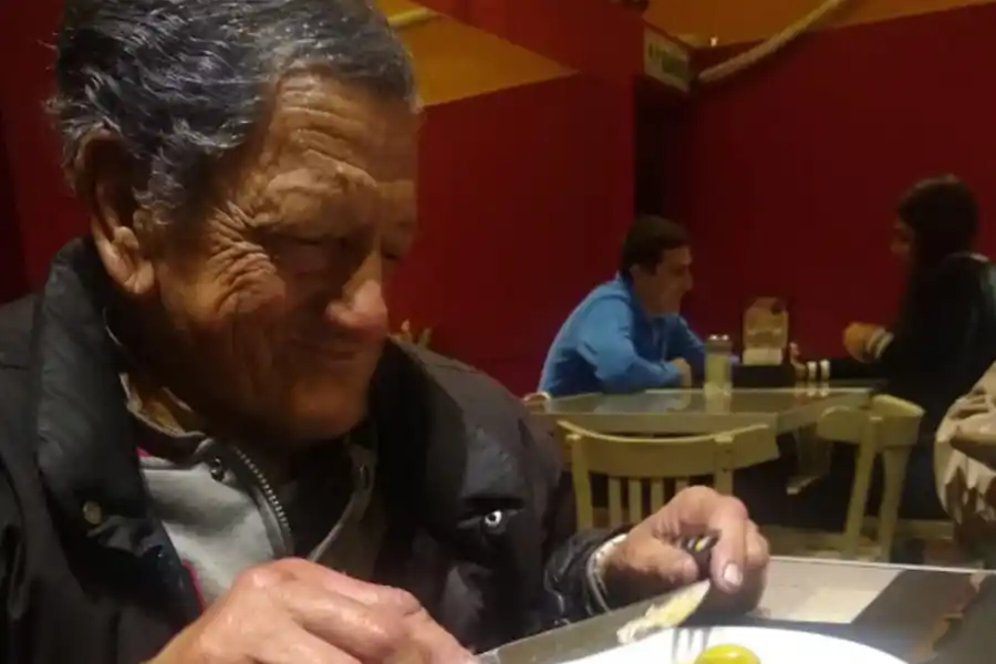 El señor de los resaltadores recibió donaciones y salió a cenar con los estudiantes 