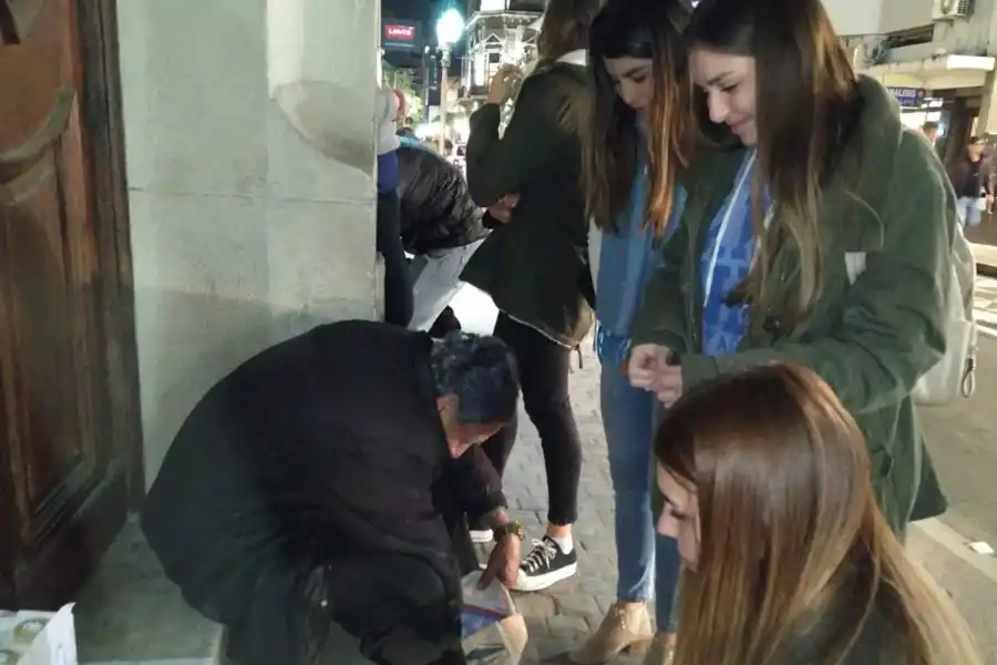 El señor de los resaltadores recibió donaciones y salió a cenar con los estudiantes 