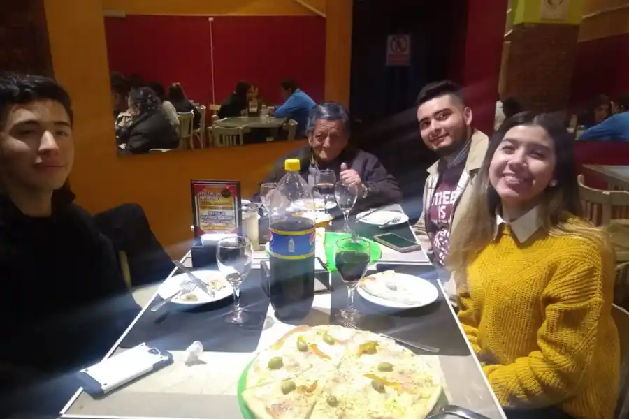 El señor de los resaltadores recibió donaciones y salió a cenar con los estudiantes 
