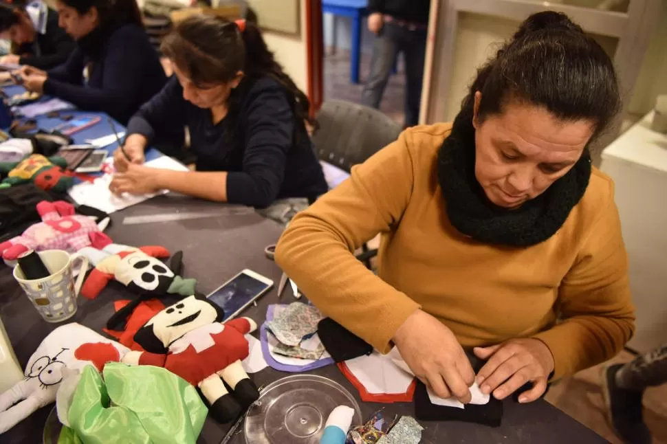 TALLER. Algunas de las participantes del taller que propone la fabricación de muñecos artesanales. 