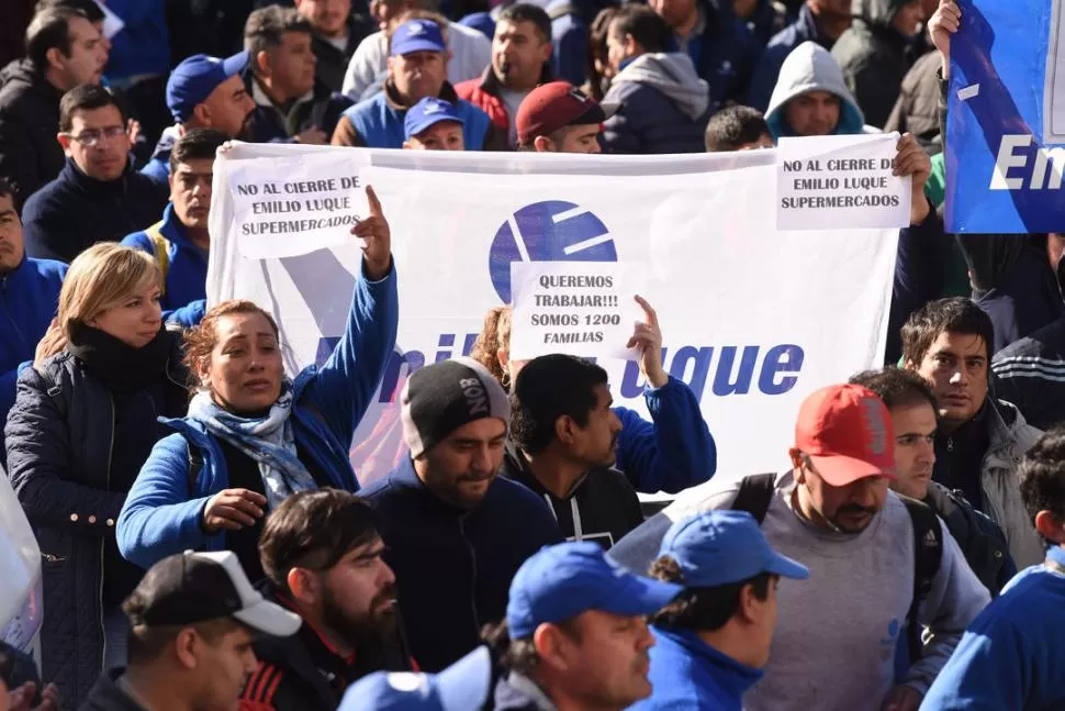 PROTESTA. Los trabajadores marcharon para reclamar por el pago de sus sueldos y que no cierre la empresa. la gaceta / foto de Analía Jaramillo