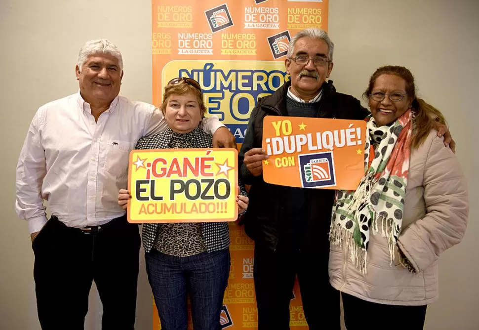 AFORTUNADOS. Liliana Cantos junto a su marido y Raúl Alberto Rojas con su esposa, en nuestras oficinas. 