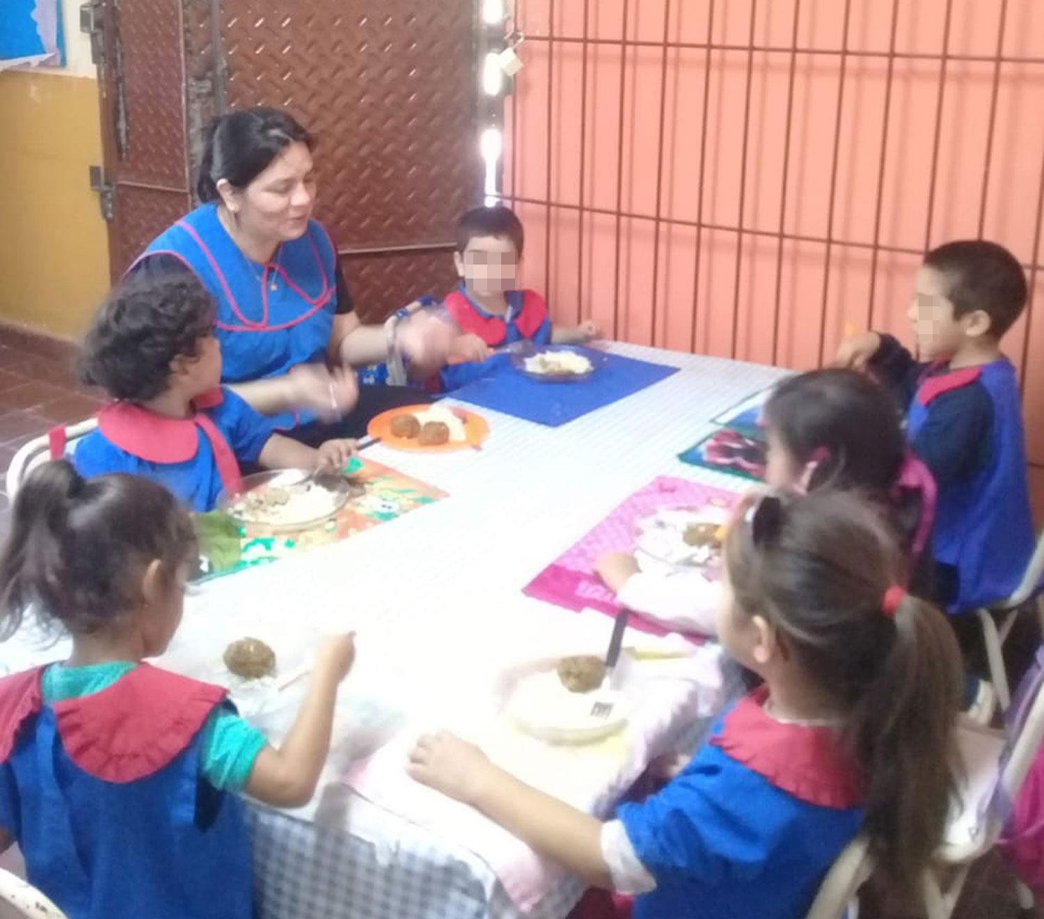 EN LA MESA. Los niños desayunan y almuerzan en la escuela.