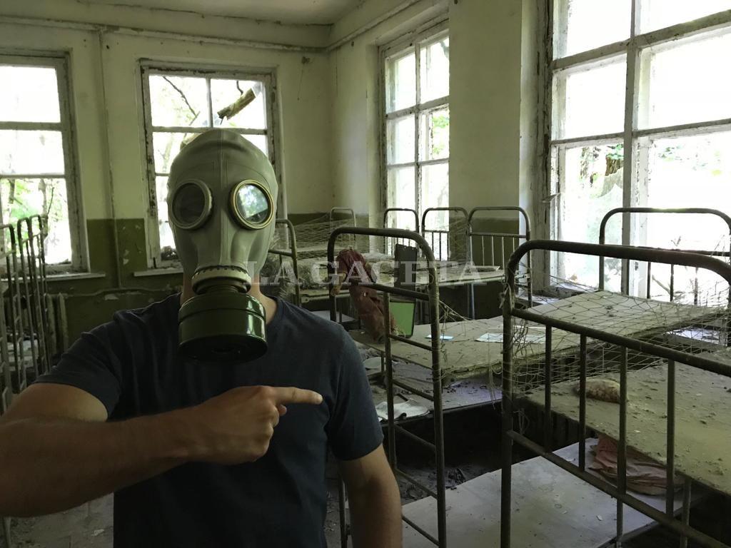 Federico Bocanera en Pripyat, con una máscara que compró de souvenir