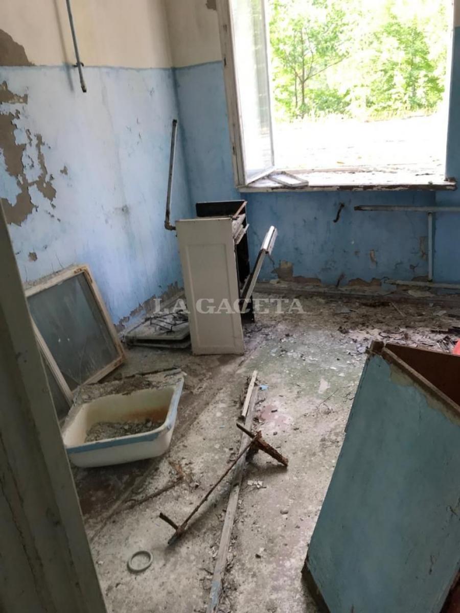 El interior de una casa en Pripyat. Foto de Federico Bocanera.