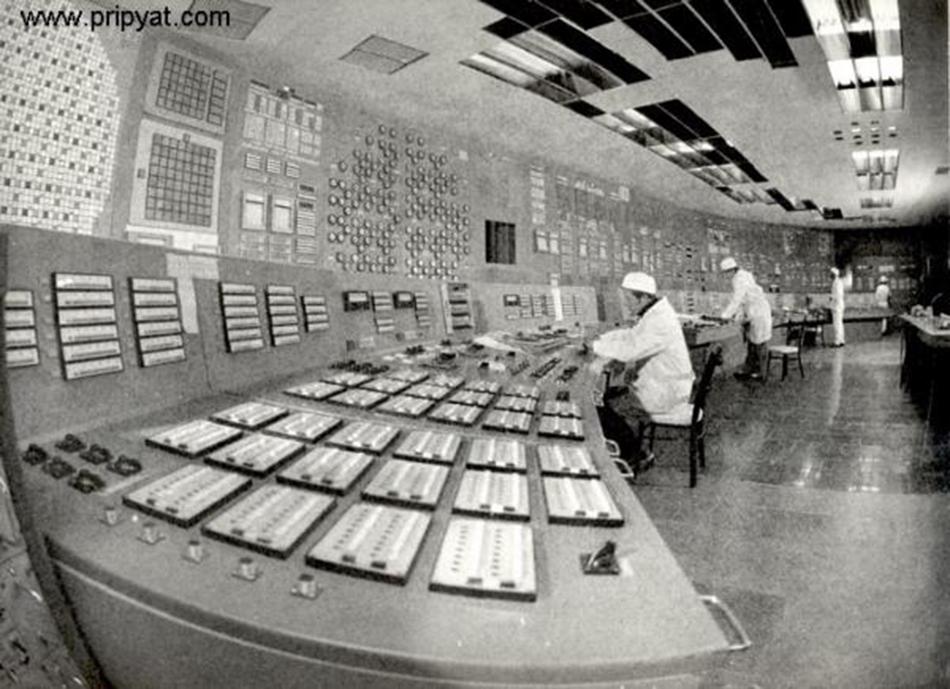 La sala de control del reactor 4, antes del accidente. Foto de www.Pripyat.com/en