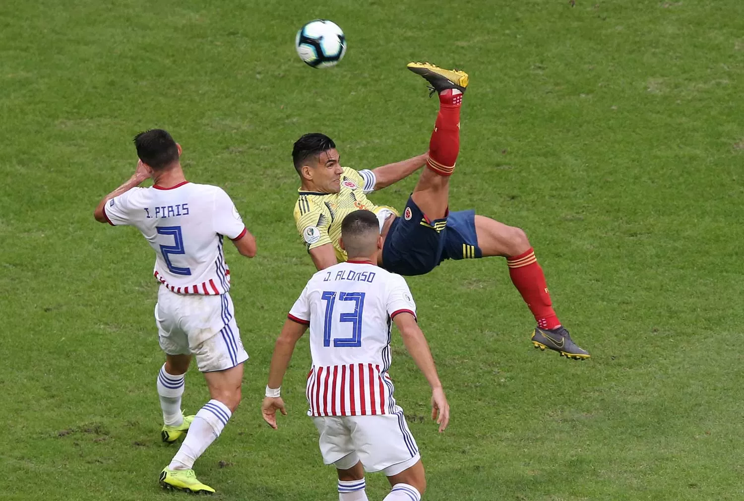 PIRUETA. Falcao domina la pelota en el aire ante Paraguay.