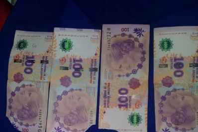 Cuidado: un cajero automático entregó billetes inservibles