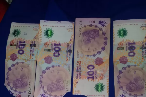 Cuidado: un cajero automático entregó billetes inservibles