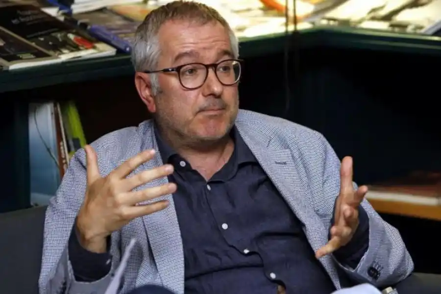 HECHO DE PAPEL. “Temo de que un día se corte la luz y todo se vaya al carajo. El mundo que está en la nube me da la sensación de ser vulnerable”.