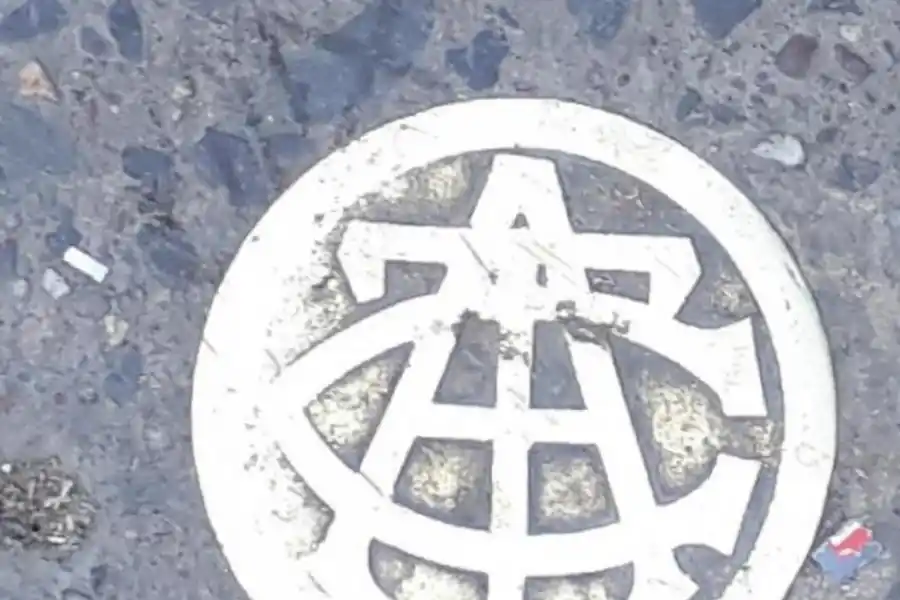 LA COMPAÑÍA ARGENTINA DE TELÉFONOS. Iniciales en la tapa metálica de la empresa que prestó el servicio de 1927 a 1992.