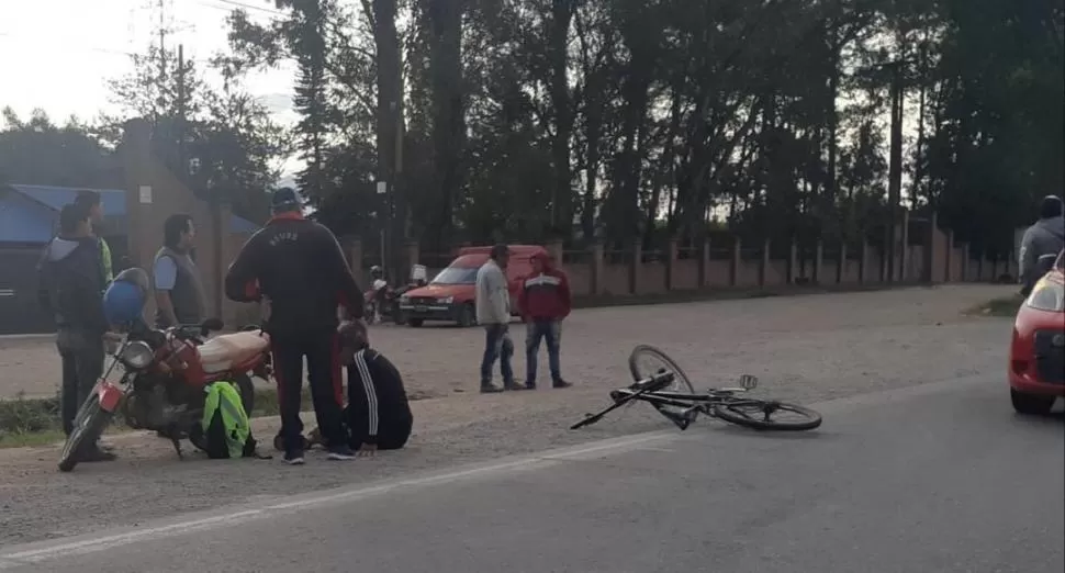 LUGAR. Curiosos asisten al motociclista que estuvo involucrado en el choque.  