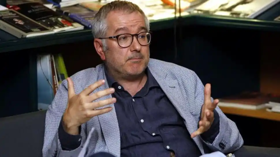 HECHO DE PAPEL. “Temo de que un día se corte la luz y todo se vaya al carajo. El mundo que está en la nube me da la sensación de ser vulnerable”.