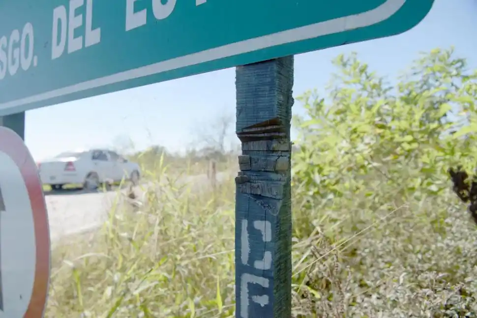 HACHADO. Un cartel a medio hachar, listo para ser derribado y robado. 