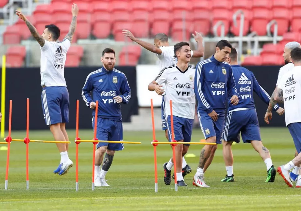 ENTRENAMIENTO. Algunos jugadores de la Argentina sonríen durante la práctica realizada ayer en Porto Alegre; otros, como Messi, mantienen un semblante serio. Reuters