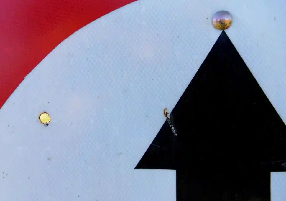 TIRO AL BLANCO. Los delincuentes practican puntería con las señales.