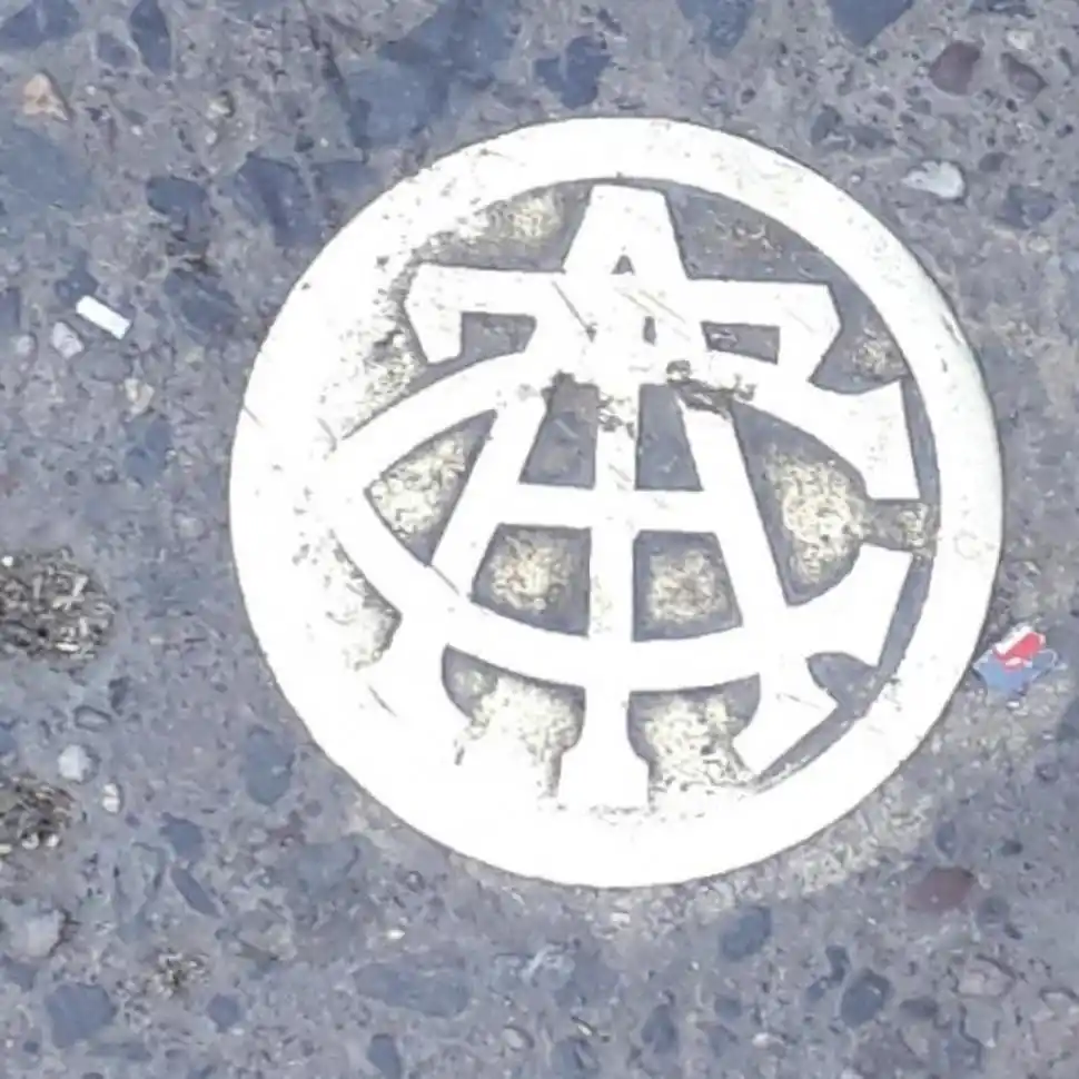 LA COMPAÑÍA ARGENTINA DE TELÉFONOS. Iniciales en la tapa metálica de la empresa que prestó el servicio de 1927 a 1992.