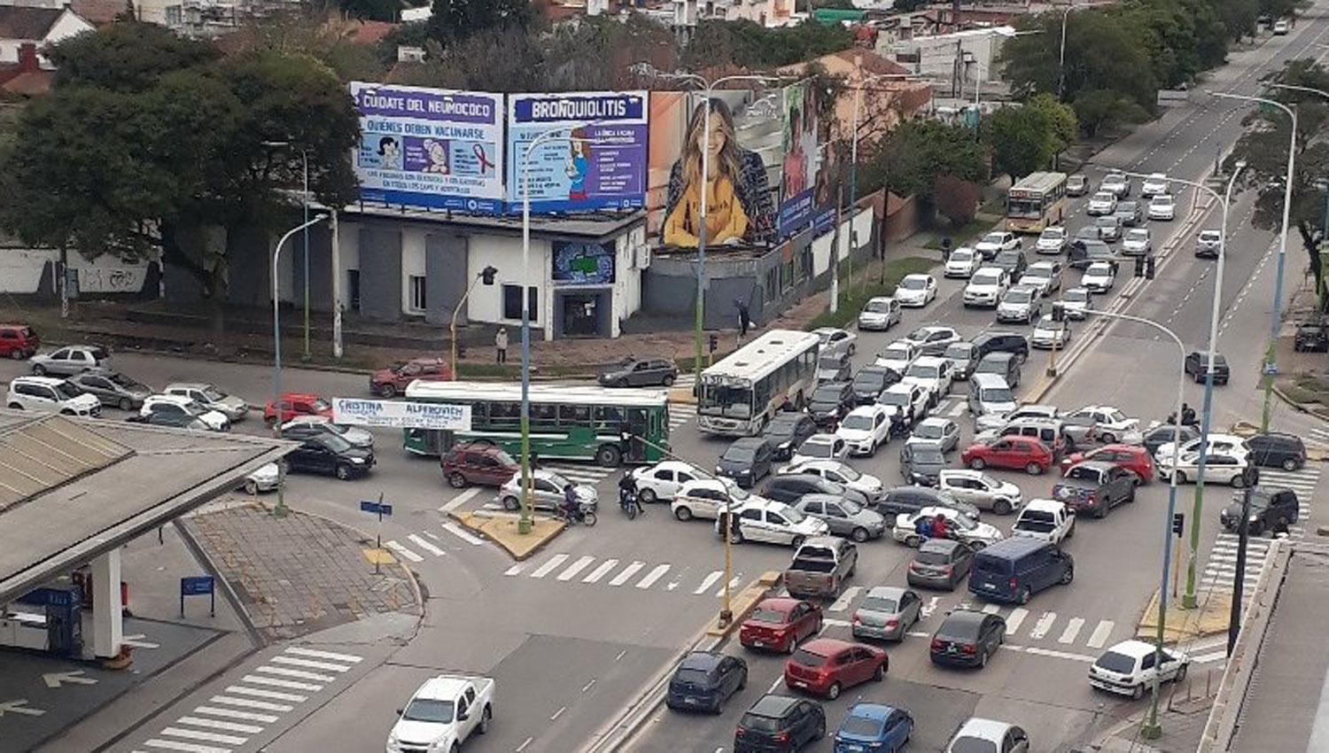 CAOS. El apagón provocó que los semáforos de la capital tucumana dejaran de funcionar.