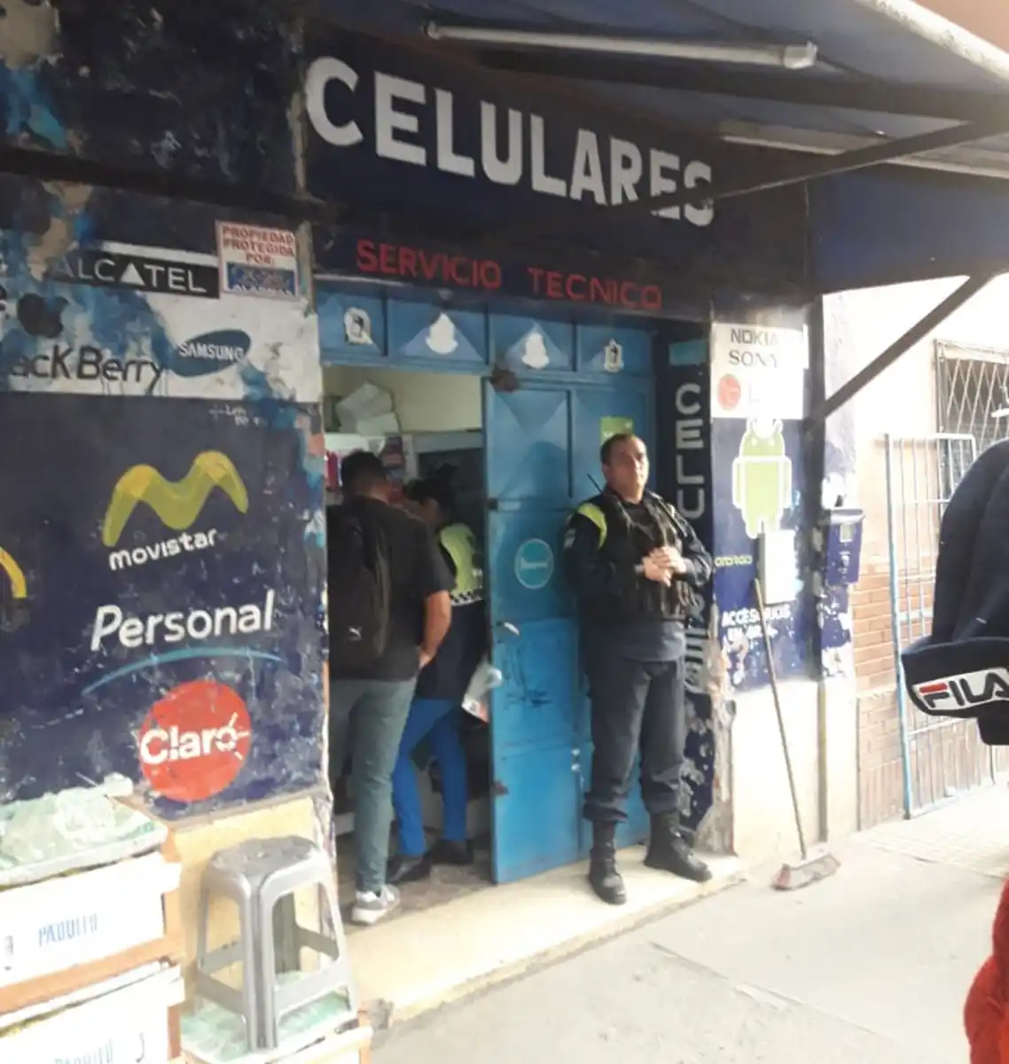 Allanaron varios locales que vendían celulares de dudosa procedencia