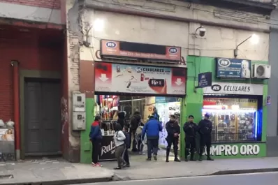 Allanaron varios locales que vendían celulares de dudosa procedencia