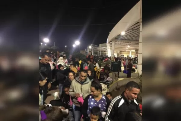Unos 200 venezolanos esperan que les permitan entrar a Chile