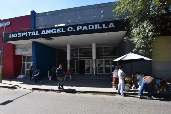 Dos policías fueron apedreados por familiares de un detenido