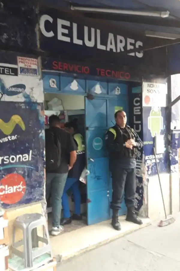 Allanaron varios locales que vendían celulares de dudosa procedencia