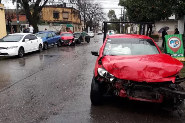 Choque múltiple y en cadena, en la esquina de San Lorenzo y Pellegrini