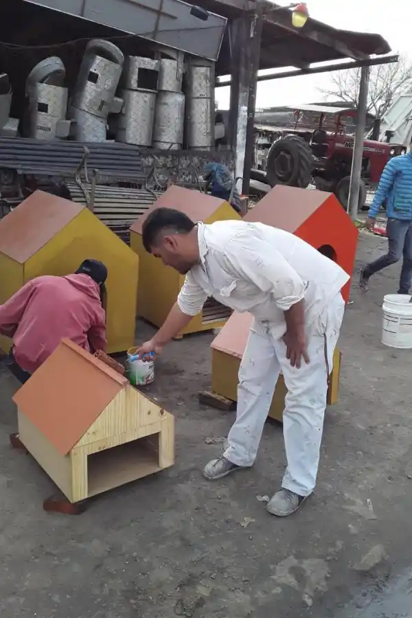 TOQUE FINAL. Antes de ponerlas en la calle pintaron las cuchas.