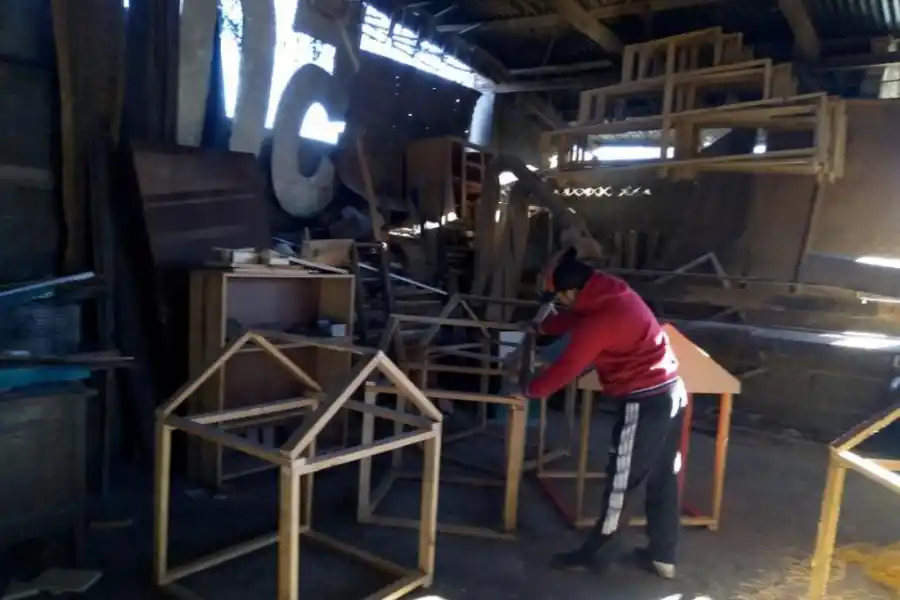 MANOS LA OBRA. En la carpintería municipal armaron las cuchas.