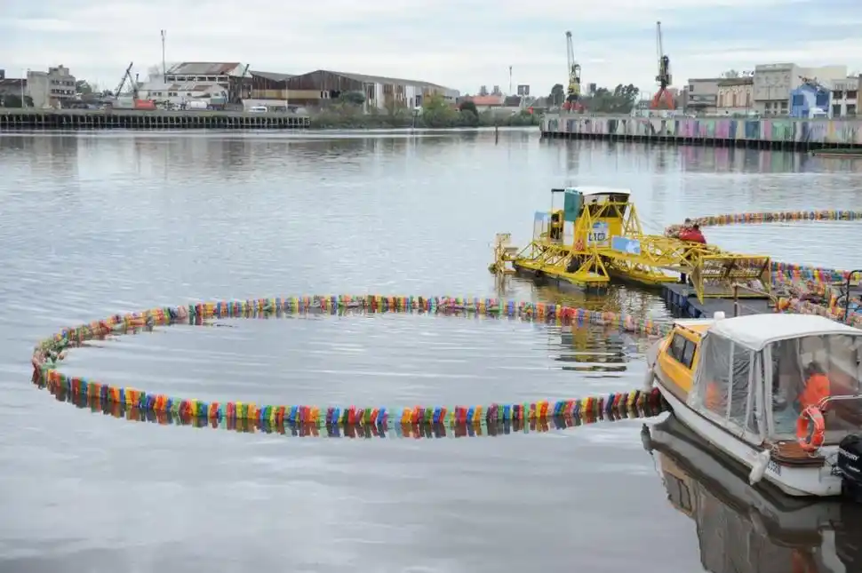 CONTAMINACIÓN. Más de 3.000 botellas pintadas crean un camino. 