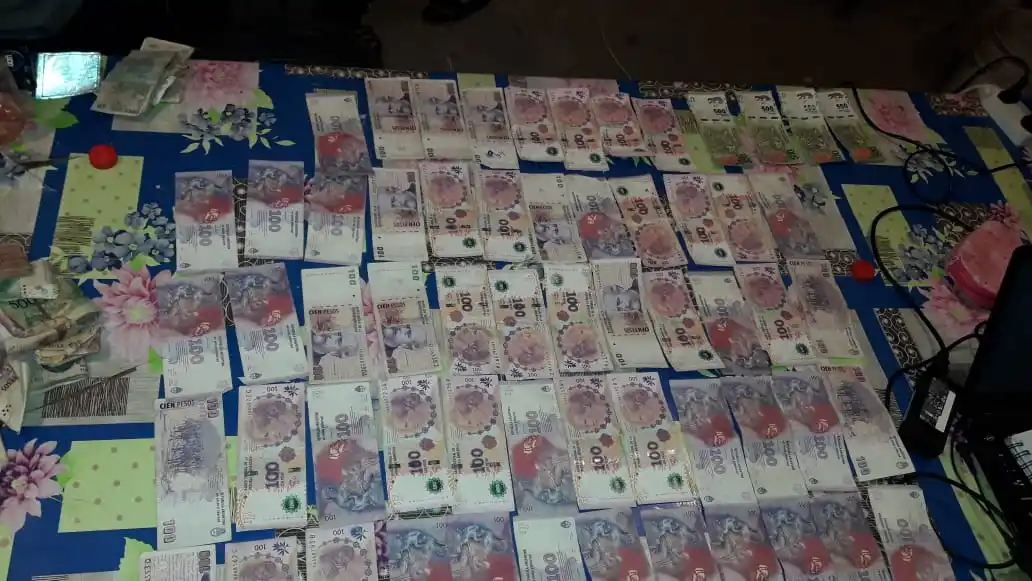 Secuestran dinero, celulares y hasta una ballesta en Villa 9 de Julio