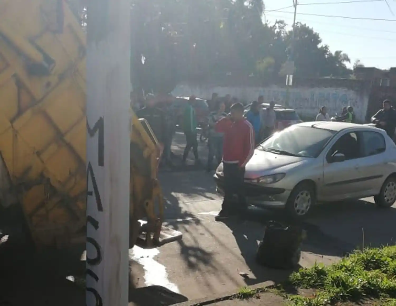 Un automovilista atropelló a un recolector de residuos
