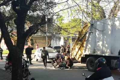 Un automovilista atropelló a un recolector de residuos