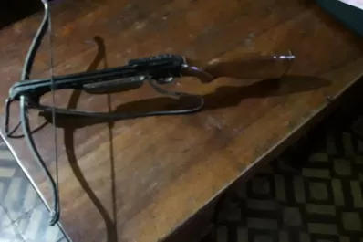 Secuestran dinero, celulares y hasta una ballesta en Villa 9 de Julio