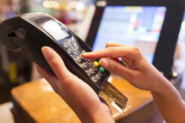 Por un error, a quienes compraron con Visa el feriado del 17 se lo facturaron dos veces