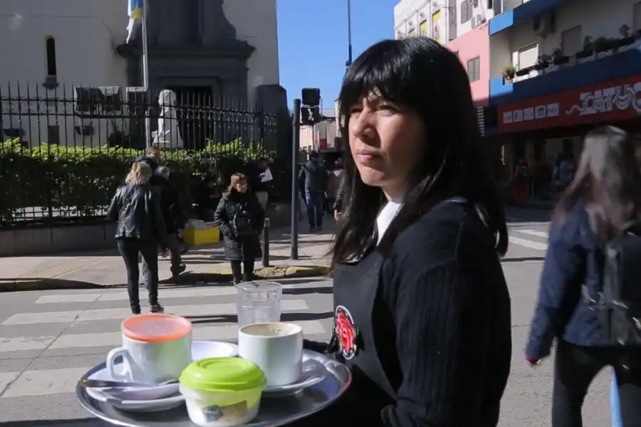 Hoy en Panorama Tucumano: ¿Por qué hay botellas sobre los medidores?