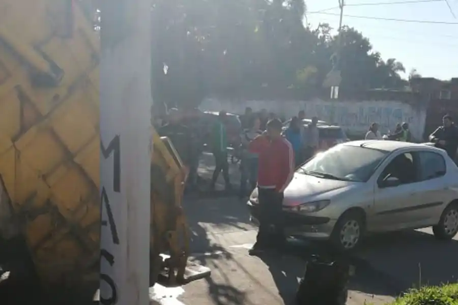 Un automovilista atropelló a un recolector de residuos